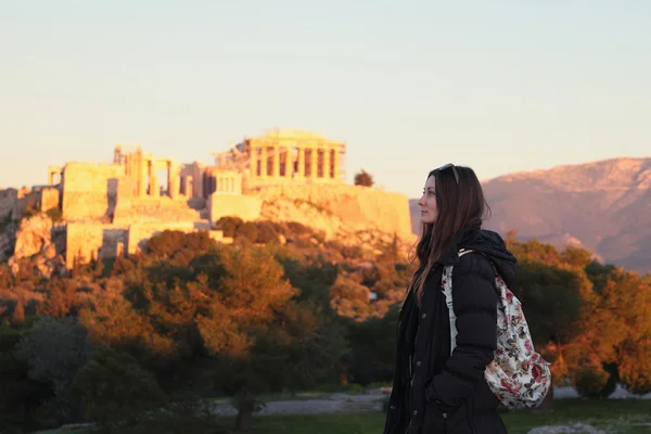 Junges Mädchen nahe der Akropolis — Stockfoto
