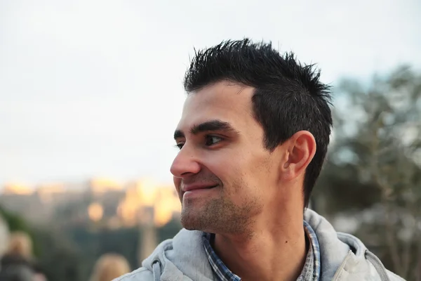 Sourire jeune Greekman en plein air — Photo