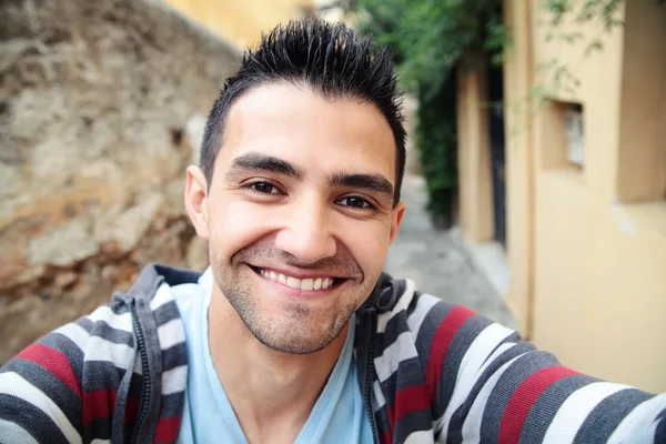 Adam kendi portresini çekiyor.