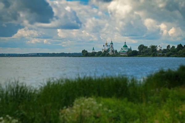 Monasterio de Spaso-Yakovlevsky en el lago Nerón — Foto de Stock