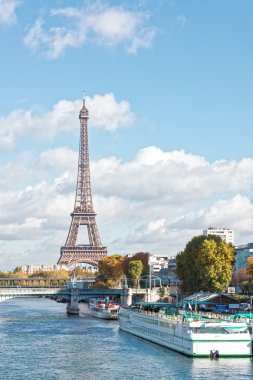 Paris, Eyfel Kulesi ve Seine Nehri üzerinde bir güneş sonbaharda