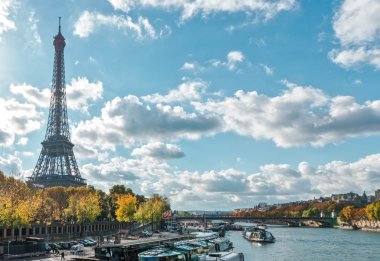 Paris, Eyfel Kulesi ve Seine Nehri üzerinde bir güneş sonbaharda