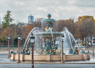 Çeşme sonbaharda Place de la Concorde, Paris