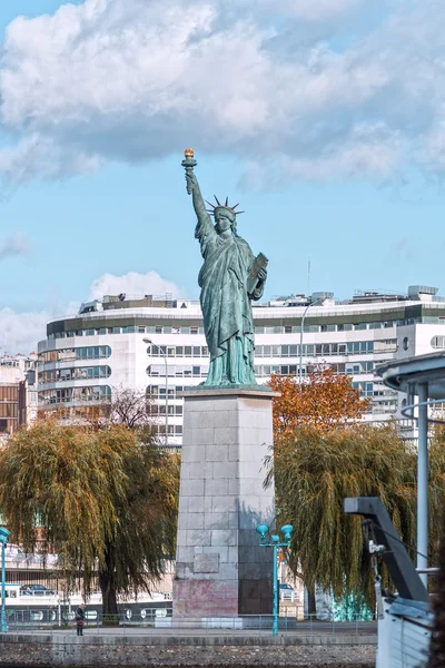 Paris, the Statue of Liberty on an island on the river Seine in — Stock Photo, Image