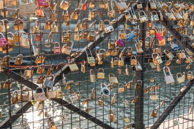 Paris'te bir köprünün korkuluk kilitleri