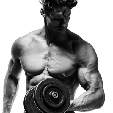 kaslı vücut geliştirmeci biri dumbbells ile yapıyor