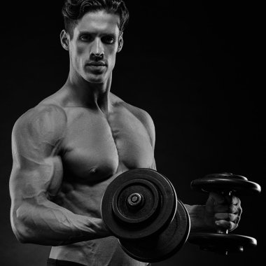 vücut geliştirmeci dumbbells ile