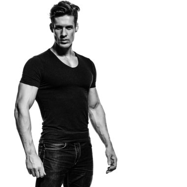 güzel bir vücut olan genç bir adam