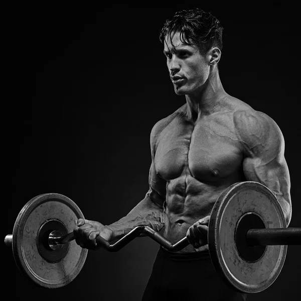 Спортсмен мускулистый культурист тренирует бицепсы — стоковое фото