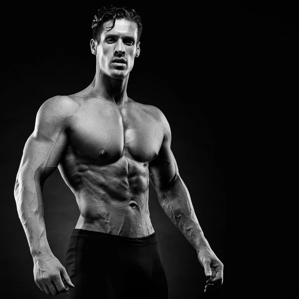Mannelijk model poseren zijn spieren passen — Stockfoto