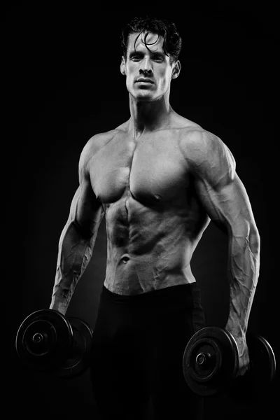 Knappe macht atletische man bodybuilder doen oefeningen — Stockfoto