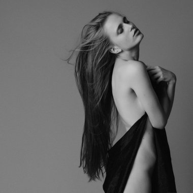 siyah ve beyaz, güzel bir kadın kahverengi saçlı ve mükemmel sk