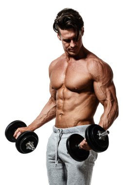 kaslı vücut geliştirmeci biri dumbbells ile yapıyor