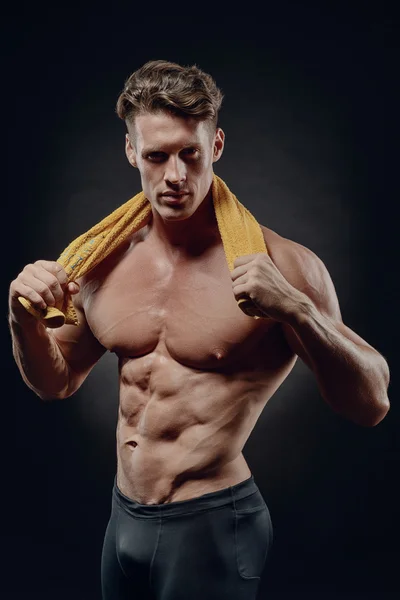 Młody przystojny mężczyzna po treningu fitness — Zdjęcie stockowe