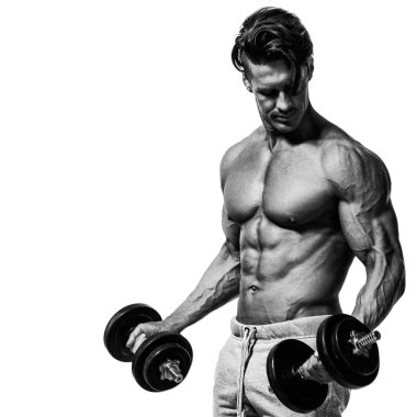 kaslı vücut geliştirmeci biri dumbbells ile yapıyor