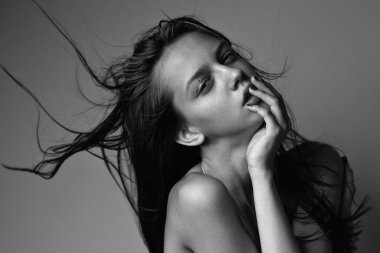 uzun saçlı güzel bir genç kızın yakın çekim portre