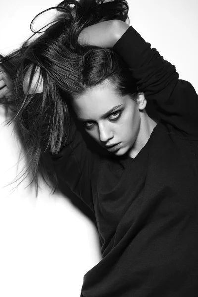 Retrato de moda de mujer gótica en blanco y negro . —  Fotos de Stock