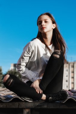 Ne yazık ki oturup güzel bir genç kız