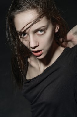 uzun saçlı güzel genç kadın portre