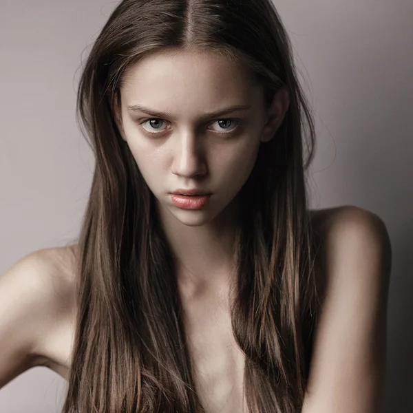 Modisches Model mit lockigem Haar und natürlichem Make-up. studio sch — Stockfoto