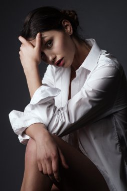 Genç güzel modeli ile beyaz bir gömlek