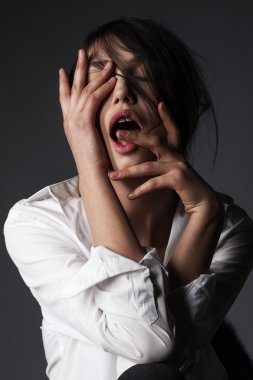 Genç güzel modeli ile beyaz bir gömlek