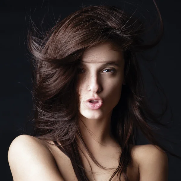 Foto van jonge mooie dame met prachtige haren — Stockfoto