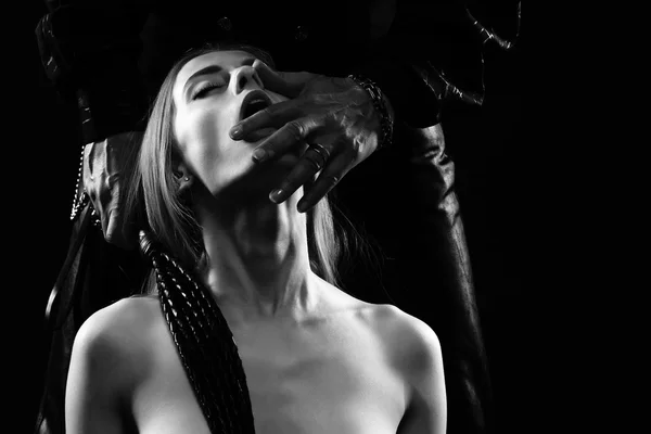 Onlayn porno tomosha qilish: Ona oglini jinsiy aloqa qilishga undamoqda.