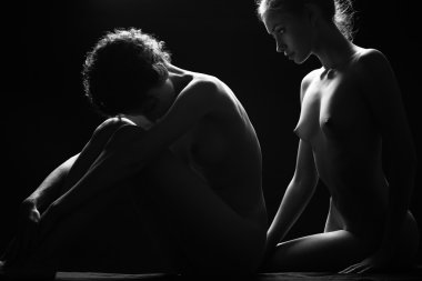 Güzel göğüsleri olan iki çıplak kız