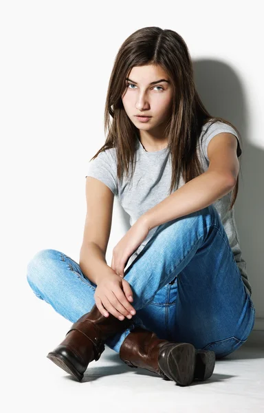 Beautiful girl in jeans. — Stock Photo, Image