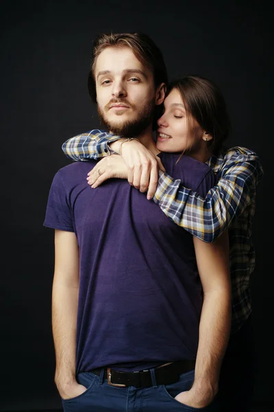 Jovem casal apaixonado — Fotografia de Stock