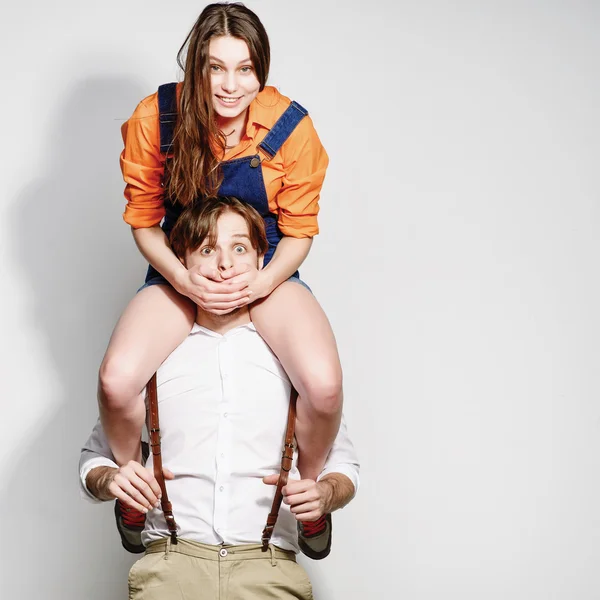 Retrato de una feliz pareja joven divirtiéndose —  Fotos de Stock