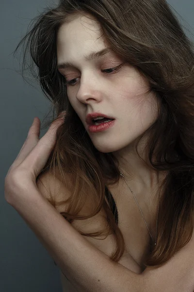Attraente ragazza con i capelli volanti in posa in studio — Foto Stock