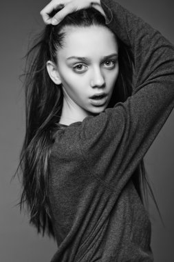 uzun saçlı güzel genç kız portresi