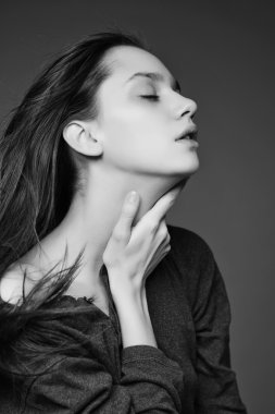 uzun saçlı güzel genç kız portresi