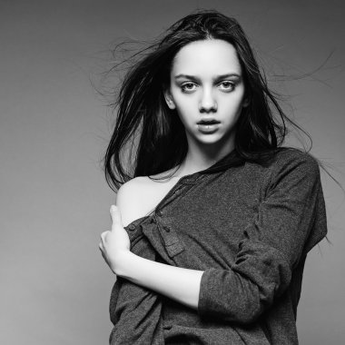 Çekici bir kadının portresi.