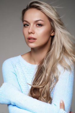 güzel uzun saçlı sarışın mavi kazaklı