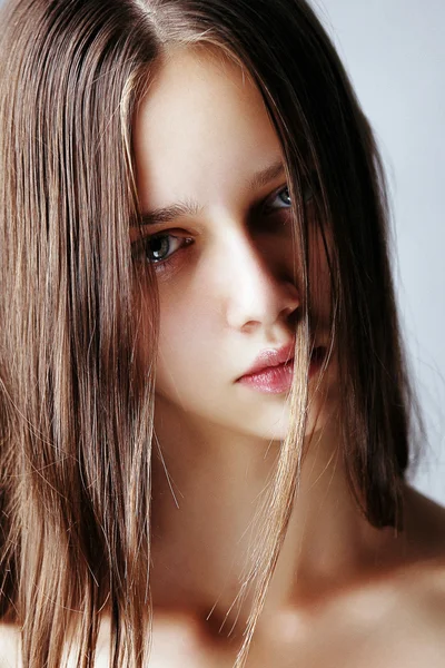 Menina bonita com cabelo castanho — Fotografia de Stock