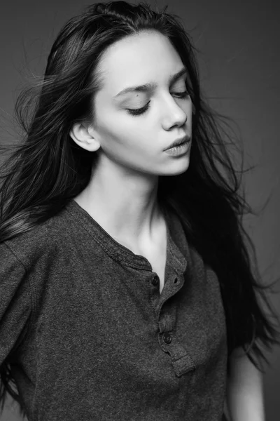 Retrato de uma bela adolescente com cabelo comprido — Fotografia de Stock