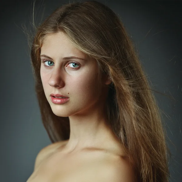 Mooie jonge vrouw met lange haren — Stockfoto