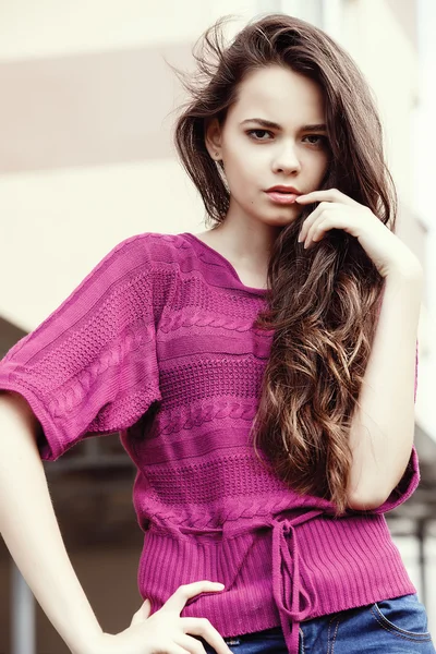 Portrait of a beautiful brunette outdoors — Stock Photo, Image