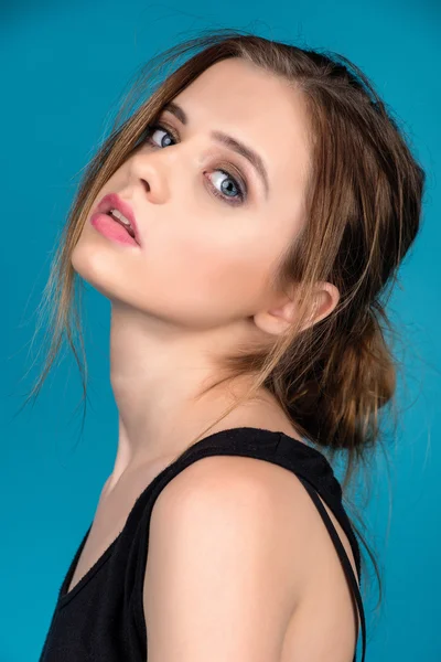 Szépség portré fiatal nő modell a kék háttér — Stock Fotó