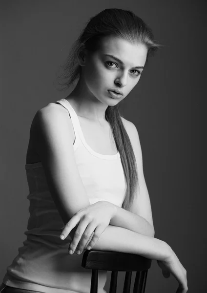 Чорно-білий студійний портрет красивої тонкої моделі жінки — стокове фото