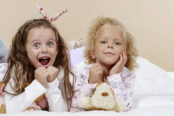 Zwei Mädchen im Bett — Stockfoto