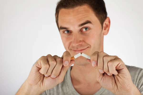 Un hombre rompiendo un cigarrillo. Deja de fumar. ! —  Fotos de Stock