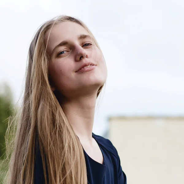 Portrait of a beautiful young woman — Stock Photo, Image