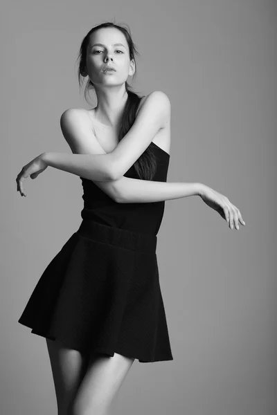 Zarif siyah elbiseli studi içinde poz güzel genç model — Stok fotoğraf