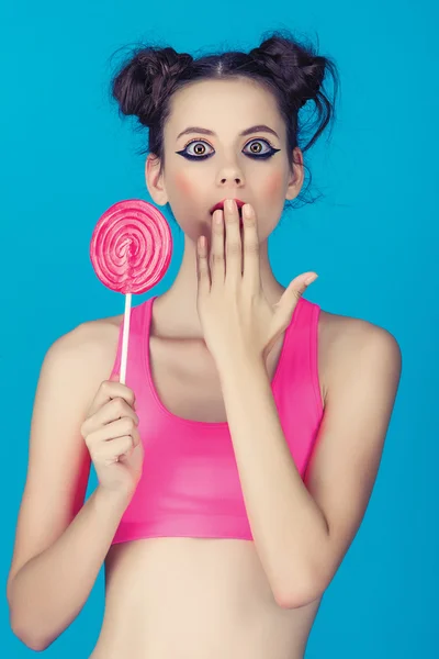 一根棒棒糖和色彩鲜艳的粉红色衬衫的漂亮女孩 — 图库照片