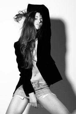 çekici genç bir kadın tarafından duvar poz.