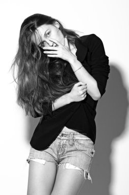 çekici genç bir kadın tarafından duvar poz.